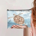 Détail d'une trousse à maquillage en toile avec imprimé tortue marine et fermeture éclair - Style Tortue et Poissons Aquarelle (jiaying0085)