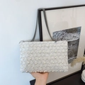Elegante pochette a busta bianca con ricamo di perle e tracolla a catena scura - Perline / Bianco Pizzo Perla