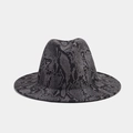 Detail van de herfst wollen fedora hoed met slangenpatroon en platte rand ontwerp - M (56-58cm) / Grijs