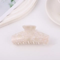 Grande molletta per capelli in acetato con venature marmorizzate crema su sfondo bianco - Bianco