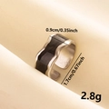 Makroaufnahme des wellenförmigen Edelstahlrings mit schwarzem Emaille und Maßen - J639-Silber Schwarz / Silber/Schwarz