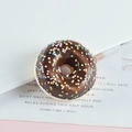 Imán de nevera con forma de dónut de chocolate y virutas de colores en fondo rosa - Sin Imán / Donut redondo de bolas de colores - Café