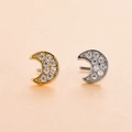 Dettaglio dei piercing al naso a mezzaluna con zirconi in finitura oro e argento - Mezzaluna (6#) / Argento