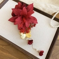 Détail d'une pince à cheveux fleur rouge avec papillon doré et pampilles de perles - Pince à Bec de Canard (24#) / Or-Rouge