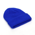 Primer plano de gorro de punto azul real con textura acanalada y borde doblado grueso - Azul
