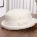 Détail d'un chapeau cloche en laine crème élégant avec dentelle et trois pompons doux - M (56-58cm) / crème