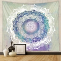 Dettaglio di un arazzo mandala bohémien blu su parete con vasi minimalisti - 73x95cm (Tessuto Spazzolato)