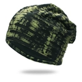 Detail van de groen tie-dye gebreide muts met distressed gaten en zachte voering - Groen
