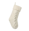 Gros plan d'une chaussette de Noël en tricot crème avec motif torsadé et boucle - Beige Torsades (D)