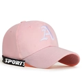 Casquette de baseball rose avec broderie 'A' blanche et détail ruban 'SPORTS' sur fond blanc - Réglable / Rose
