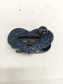 Elegante fermaglio per capelli a cuore nero con finitura glitterata e perla - Cuore Traforato con Perla Nera / Nero