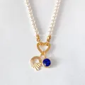 Collier de perles élégant avec fermoir cœur doré, pierre bleue et breloque gravée - Lettre Q