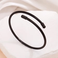 Bracciale rigido aperto in acciaio inossidabile a corda nera con sfere su pietra - Nero