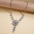 Dettaglio degli zirconi a goccia e marquise sulla collana con nappe in argento - Collana a nappa con grappolo di fiori / Argento