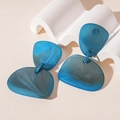Detalle de los pendientes de resina acrílica jaspeada azul con diseño geométrico irregular - Aguja de Plata - Pendientes Geométricos Irregulares Azules