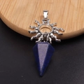 Collar de tótem solar plateado con cristal hexagonal azul sobre base de madera - Lapislázuli