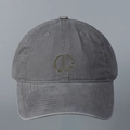 Détail du logo brodé vert olive sur une casquette en coton délavé gris foncé - M (56-58cm) / Gris