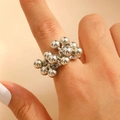 Dettaglio di un anello regolabile in argento testurizzato con sfere metalliche pendenti - Stile a Grappolo di Sfere in Metallo Argentato Lucido (白K 1100)