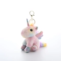Regenboog pluche eenhoorn sleutelhanger met glittervleugels op een witte achtergrond - Magische Eenhoorn Lange Pluche Stijl