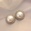 Vue macro de boucles d'oreilles perles avec zircons sertis et bordures dorées - Style Rond Argent (18#)