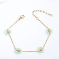 Detail van verstelbare gouden roestvrijstalen armband met groene bloem kralen - Oorhaken met ketting (paar) / Lichtgroen