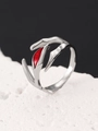 Anello punk d'argento con artigli divisi e una gemma di smalto rosso vibrante - Stile Pietra Singola Rossa Argento(N-1063)