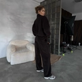 Tuta da donna in pile marrone scuro con maglia a zip e pantaloni a vita alta - S / Marrone