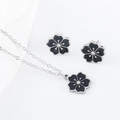 Dettaglio del set collana e orecchini a fiore nero con bordi in metallo argentato - Set Fiore di Ciliegio Nero Colore Acciaio / Argento/Nero