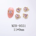 Detalle macro de dijes para uñas en forma de corazón rosa 11x9mm con marco dorado MZH-9551 - Base Dorada - Circón Rosa Claro (9551)