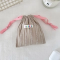 Vue détaillée du sac de rangement rayé à cordon rose avec une étiquette tissée - Rayé Jacquard Marron