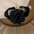 Choker elegante de terciopelo negro con una gran flor de tela y cadena de extensión de plata - Collar de Rosa Negra