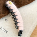 Fermaglio a banana in peluche rosa con emblema dorato su sfondo maglione a treccia caldo - Clip a Torsione / Rosa