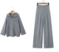 Dettaglio di un completo in maglia grigio due pezzi con texture a coste e colletto a zip - Taglia unica / Grigio