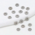 Vue macro de perles intercalaires argentées en forme de flocon pour bijoux DIY - 4mm / Or Blanc
