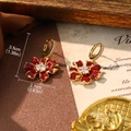 Detalle de pendientes de flor en esmalte rojo con medidas 3,5x2,1 cm y un peso de 8,6g - Pendientes de flor roja vintage