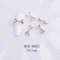 Détail d'un bijou d'ongle nœud en métal argenté avec strass cristal K9, taille 7x11mm - Grand Nœud Argenté (8053) / 7*11mm