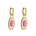 Makro-Detail von 18K vergoldeten ovalen Ohrringen mit rosa Emaille und Zirkonia-Akzenten - Rosa & Gold