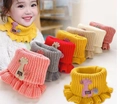 Gestrickter Kinderschal mit niedlichem Tierdekor und handgemachtem Etikett in Rosa - Rehgelb