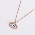 Makroaufnahme von Evil-Eye-Anhänger in Roségold mit blauer Emaille und Zirkonia - Roségold