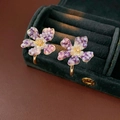 Macro di orecchini a fiore vintage con cristalli viola in una scatola per gioielli in velluto - Silver Earring Post - Viola
