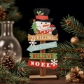 Détail d'un panneau de Noël en bois avec bonhomme de neige et décorations hivernales - Bonhomme de Neige