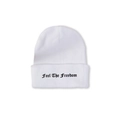 Detalle del bordado Feel The Freedom en el gorro de punto blanco con vuelta acanalada - M (56-58cm) / Blanco