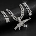 Silbernes AK47 Anhänger-Halsketten-Set mit Panzerkette und Armband auf schwarzem Lederhintergrund - 18 Zoll(45cm) Panzerkette Set / Silber