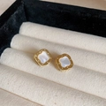 Orecchini a quadrifoglio in oro con madreperla e bordo milgrain in scatola per gioielli - Orecchino a Bottone Oro in Madreperla a Forma di Quadrifoglio (98#) / Oro