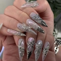 Πολύ μακριά τεχνητά νύχια stiletto με μωβ πέρλα βάση και 3D ασημένιο ανάγλυφο φιόγκο - Μαγικό Ροζ Μωβ Ασημί 3D Φιόγκος Στυλ (JP4124)
