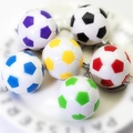 Lot de six mini porte-clés football colorés en violet, noir, jaune, bleu, rouge et vert - Multicolore