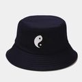 Détail de la broderie symbole yin-yang sur un chapeau bob en coton bleu marine - M(56-58cm) / Bleu marine