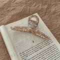 Pinza de pelo grande de acetato de carey con marco de aleación dorada sobre libro viejo - Imitación de Acetato Blanco Verde