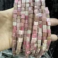 Gros plan de perles carrées en pierre naturelle rose et beige pour création de bijoux - 4x4mm (Environ 38cm Fil) / Rhodonite