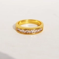 Klassischer Goldring mit einer Reihe quadratischer Zirkoniasteine im luxuriösen Design - US 7 / Ring / Gold